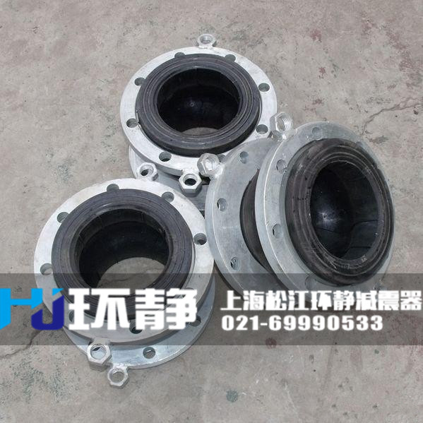 北京市朝陽區(qū)<a href=http://m.zzhoudj.com/products/xiangjiaojietou/function/180.html target=_blank class=infotextkey>耐油<a href=http://m.zzhoudj.com target=_blank class=infotextkey>橡膠接頭</a></a>的實(shí)際安裝圖 /></p>要的外事活動(dòng)區(qū)。<br />北京市朝陽區(qū)橡膠接頭是一種高彈性、高氣密性，耐介質(zhì)性和耐氣候性的管道接頭。 橡膠接頭采用多層次球體結(jié)構(gòu)，吸振能力強(qiáng)，減振降噪效果好；能承受較高的工作壓力，抗爆力大，彈性足；對壓縮、拉伸、扭轉(zhuǎn)變形能較好的起到位移補(bǔ)償作用。
北京市朝陽區(qū)橡膠接頭的分類方式
1、北京市朝陽區(qū)橡膠接頭按連接方式分松套法蘭式、固定法蘭式和螺紋式3種。
2、北京市朝陽區(qū)橡膠接頭按結(jié)構(gòu)可分為單球體、雙球體、異徑體、彎球體及風(fēng)壓盤管等5種。
北京市朝陽區(qū)橡膠接頭由內(nèi)外層膠、簾布層和鋼絲圈組成管狀橡膠件，經(jīng)硫化成型后再與金屬法蘭或平行接頭松套組合而成。橡膠接頭可降低振動(dòng)及噪聲，并可對因溫度變化引起的熱脹冷縮起補(bǔ)償作用，廣泛應(yīng)用于各種管道系統(tǒng)。
北京市朝陽區(qū)橡膠接頭在利用橡膠的基礎(chǔ)上，其特性與橡膠接頭一樣具有彈性、高氣密性、耐介質(zhì)性、耐候性和耐輻射性等有點(diǎn)，采用高強(qiáng)度、冷熱穩(wěn)定性強(qiáng)的聚酯簾子布斜交與之復(fù)合后，經(jīng)過高壓、高溫模具硫化而成。管道必須有固定支撐或固定托架，固定托架的力必須大于軸向力。垂直安裝和架空安裝時(shí)產(chǎn)品兩端需安裝相應(yīng)的固定支架和受力支架，以防止工作受壓后拉脫。
橡膠接頭主體采用極性橡膠，能較好地耐熱、耐油、耐腐、耐酸、耐老化。橡膠接頭廣泛應(yīng)用于各類建筑、廠礦、化工、石油等行業(yè)的水暖通風(fēng)管道，給水排水和循環(huán)水管道、冷凍管道、防腐管道、消防、壓縮機(jī)管道。以及實(shí)驗(yàn)室、研究所、船舶、艦艇等設(shè)施上，用來防護(hù)和治理系統(tǒng)管道工程隔振降噪，位移補(bǔ)償。
環(huán)靜<a href=http://www.jianzhenqi.xin target=_blank class=infotextkey>減震器</a>管道設(shè)備有限公司專業(yè)生產(chǎn)橡膠接頭，有著豐富的經(jīng)驗(yàn)，優(yōu)良的設(shè)備，歡迎您的選購。環(huán)靜管道作為專業(yè)的<a href=http://m.zzhoudj.com target=_blank class=infotextkey>橡膠接頭廠家</a>，生產(chǎn)和供應(yīng)橡膠接頭型號(hào)有三十多種，并且橡膠接頭規(guī)格齊全，從而能夠?yàn)槎喾N管道口徑的安裝環(huán)境做配套。歡迎大家來電咨詢和選購，聯(lián)系電話021-69990533.<h3>零部件材料</h3>
<table cellspacing=